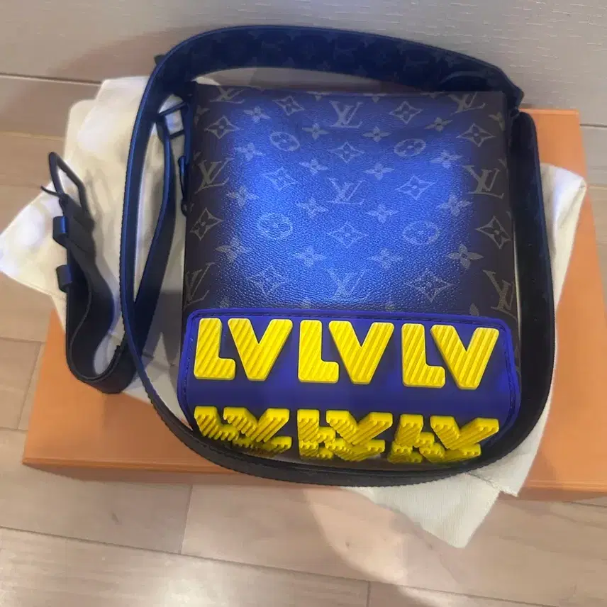 루이비통 [OS] 버질 컬렉션라인 LV 디테일 모노그램 가방 백 사진 5