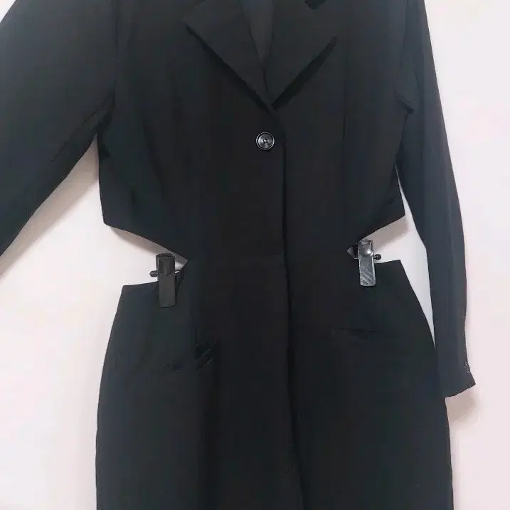 블랙 컷아웃 블레이저 원피스