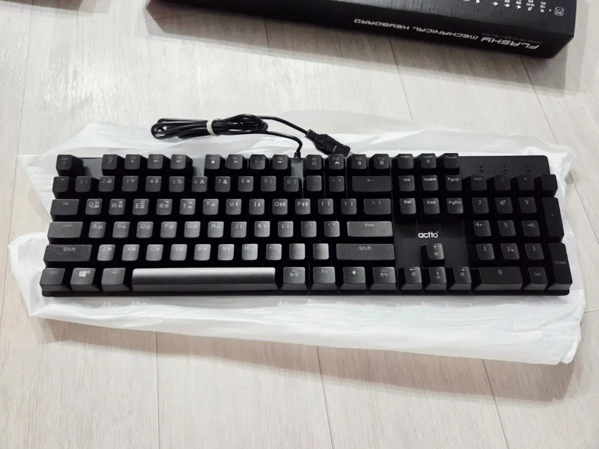 (거의새것) 엑토 KBD-63 청축 LED 기계식 키보드 타자기