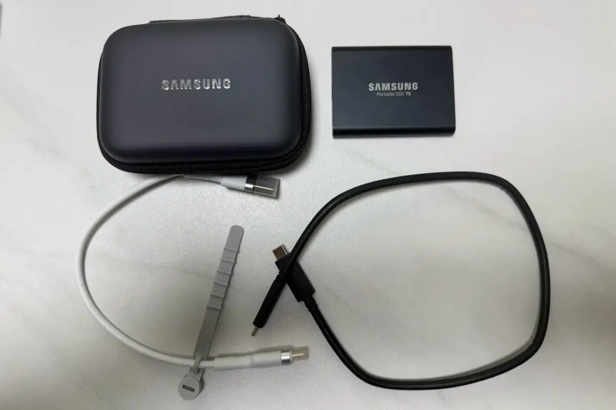 삼성 포터블 외장 SSD T5 2TB + 케이스 및 케이블