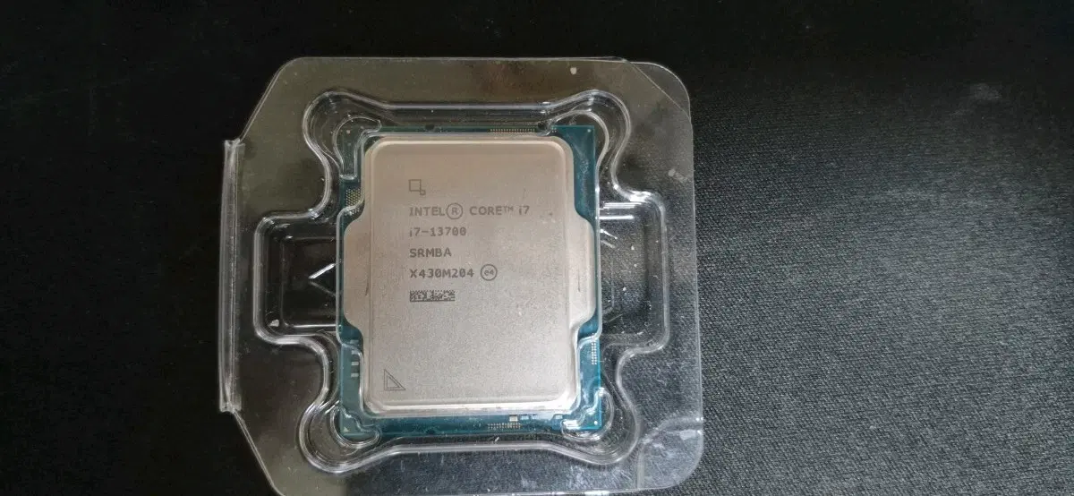 인텔 코어 i7-13700 CPU