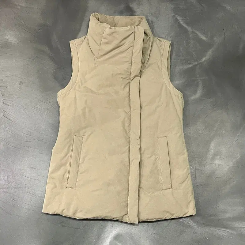 dkny 카라 디테일 패디드 베스트 y19407