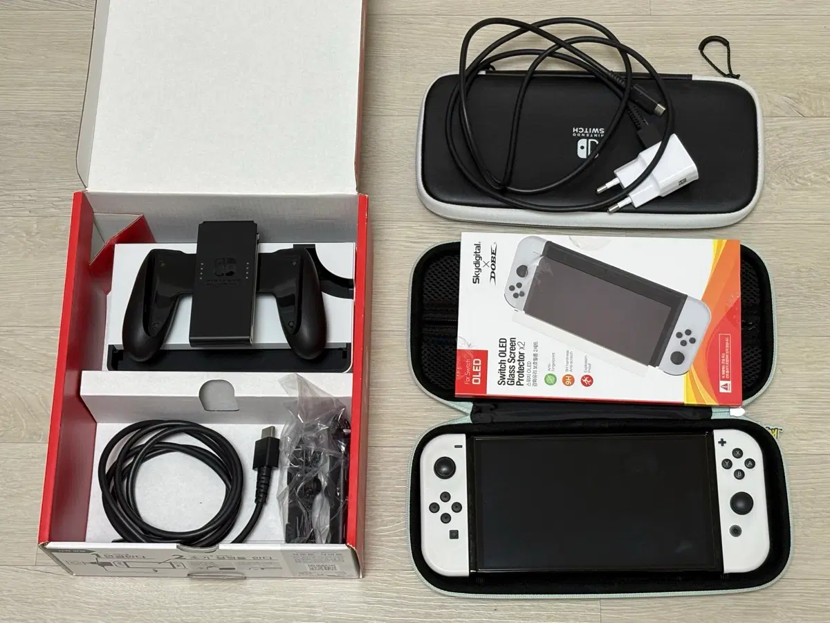 닌텐도 스위치 OLED 화이트 + 파우치 + 액정필름