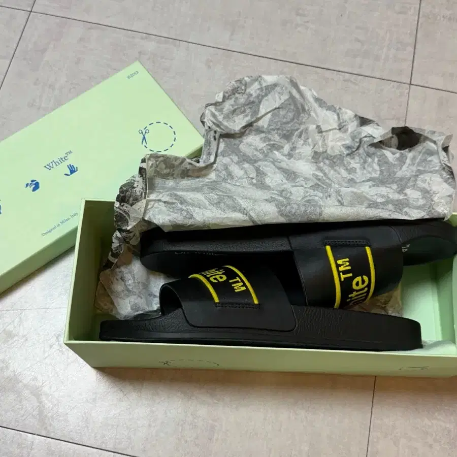 오프화이트 인더스트리얼 벨트 슬라이드 블랙