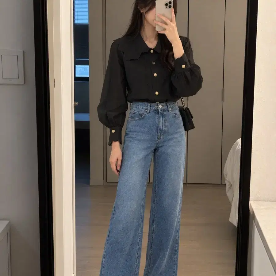 한섬 랑방컬렉션 블랙 러플카라 블라우스 55 골드버튼 포인트