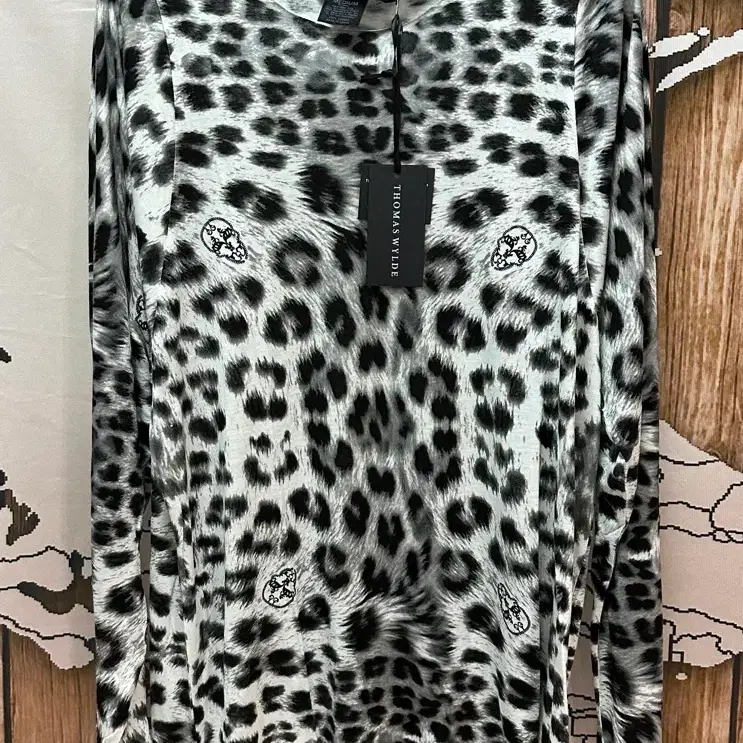 토마스 와일드 THOMAS WYLDE 레오파드 스컬 롱슬리브 M 새상품