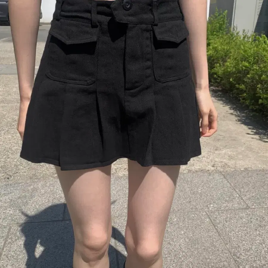 애니원모어 투버튼 포켓 플리츠 블랙 미니 스커트
