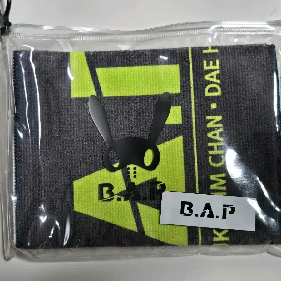 B.A.P 슬로건, 명찰