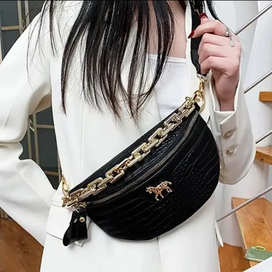 악어 패턴 체인 허리 가방 블랙