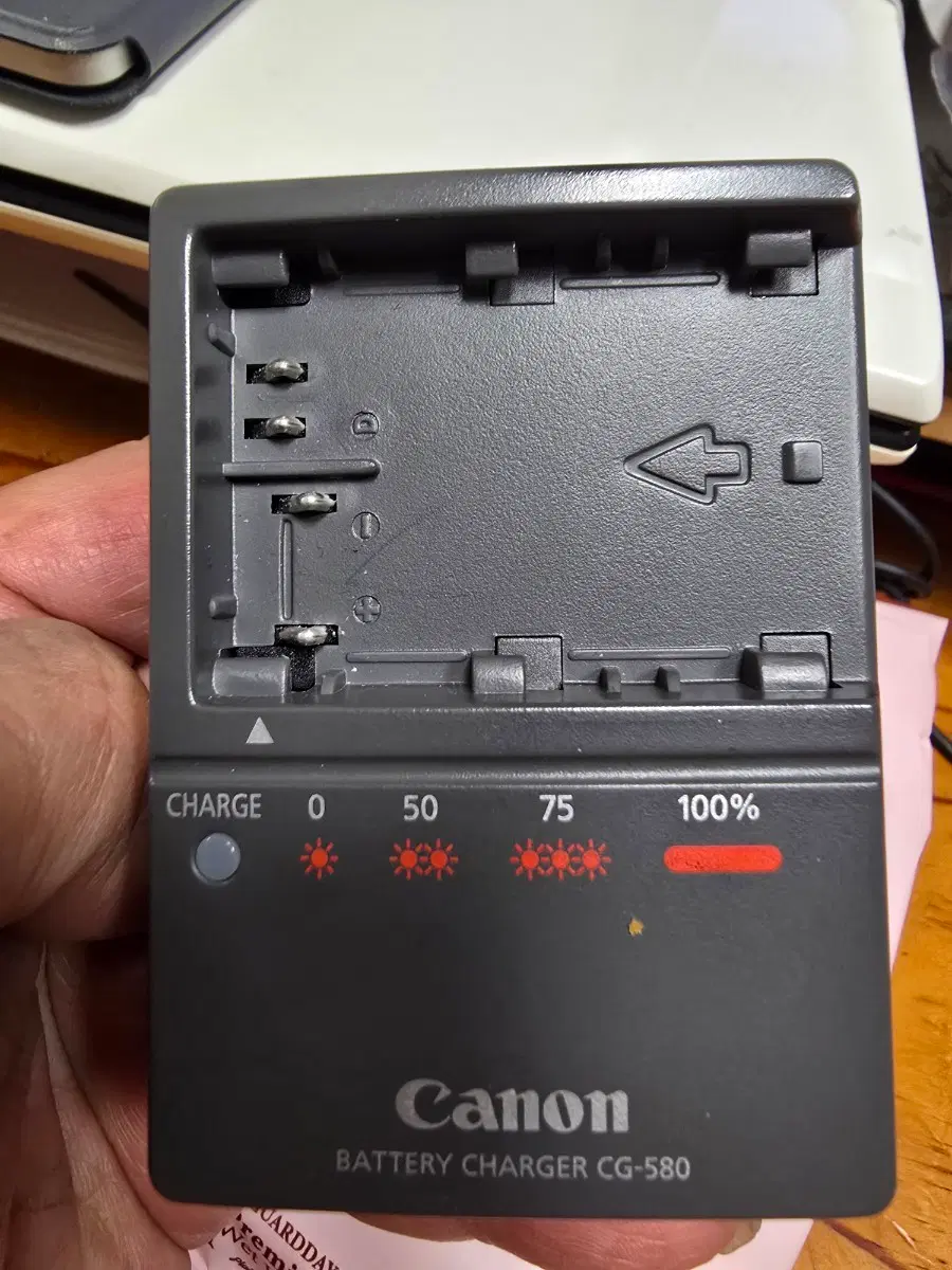 CG 580 휴대용 카메라충전기