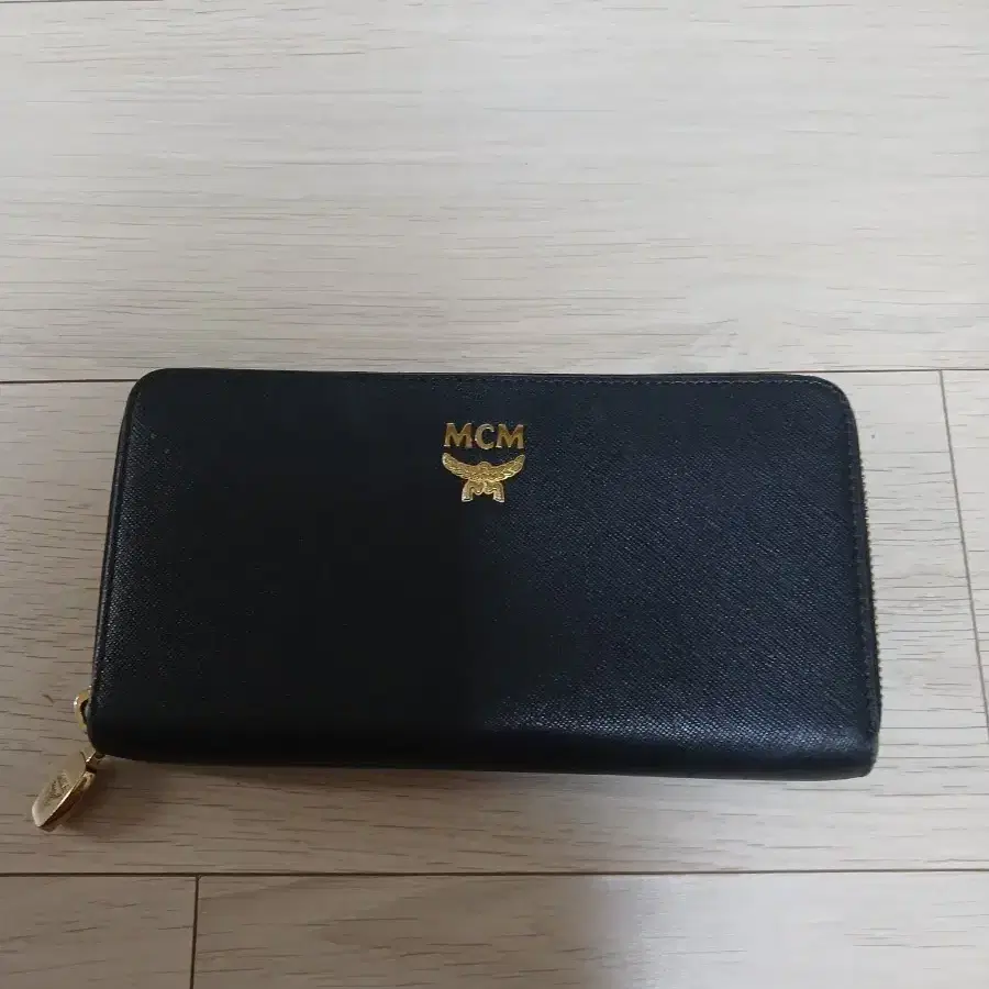 정품 MCM 사피아노 가죽 지퍼 어라운드 장지갑