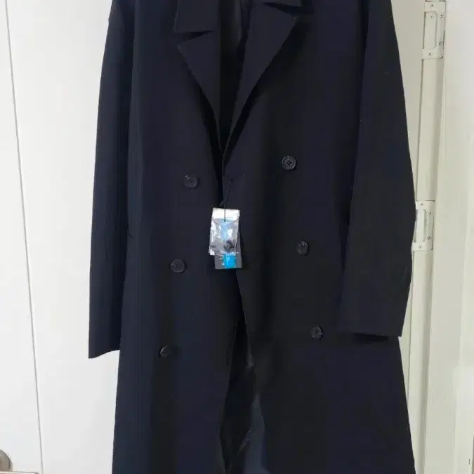 스파오의 오버핏 트렌치코트 블랙 색상 L 사이즈세부내용 링크참고 해주세용. https://spao.elandmall.co.kr/i/item?itemNo=2101483899