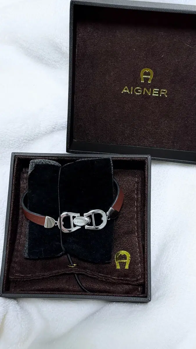 아이그너 AIGNER 실버 버클 가죽 팔찌