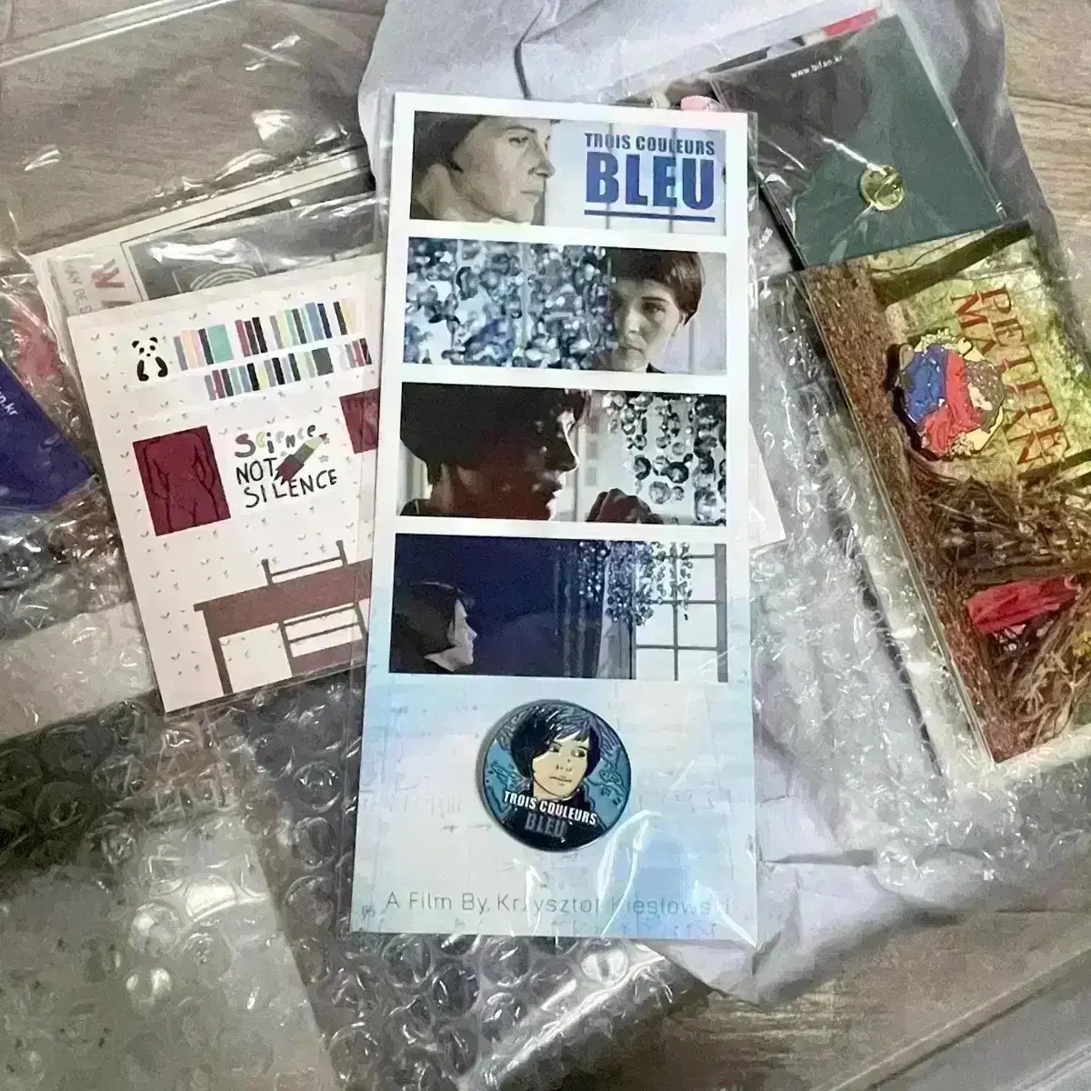 세가지색 블루 뱃지 30주년 A3포스터 씨네큐 줄리엣비노쉬 영화 화이트