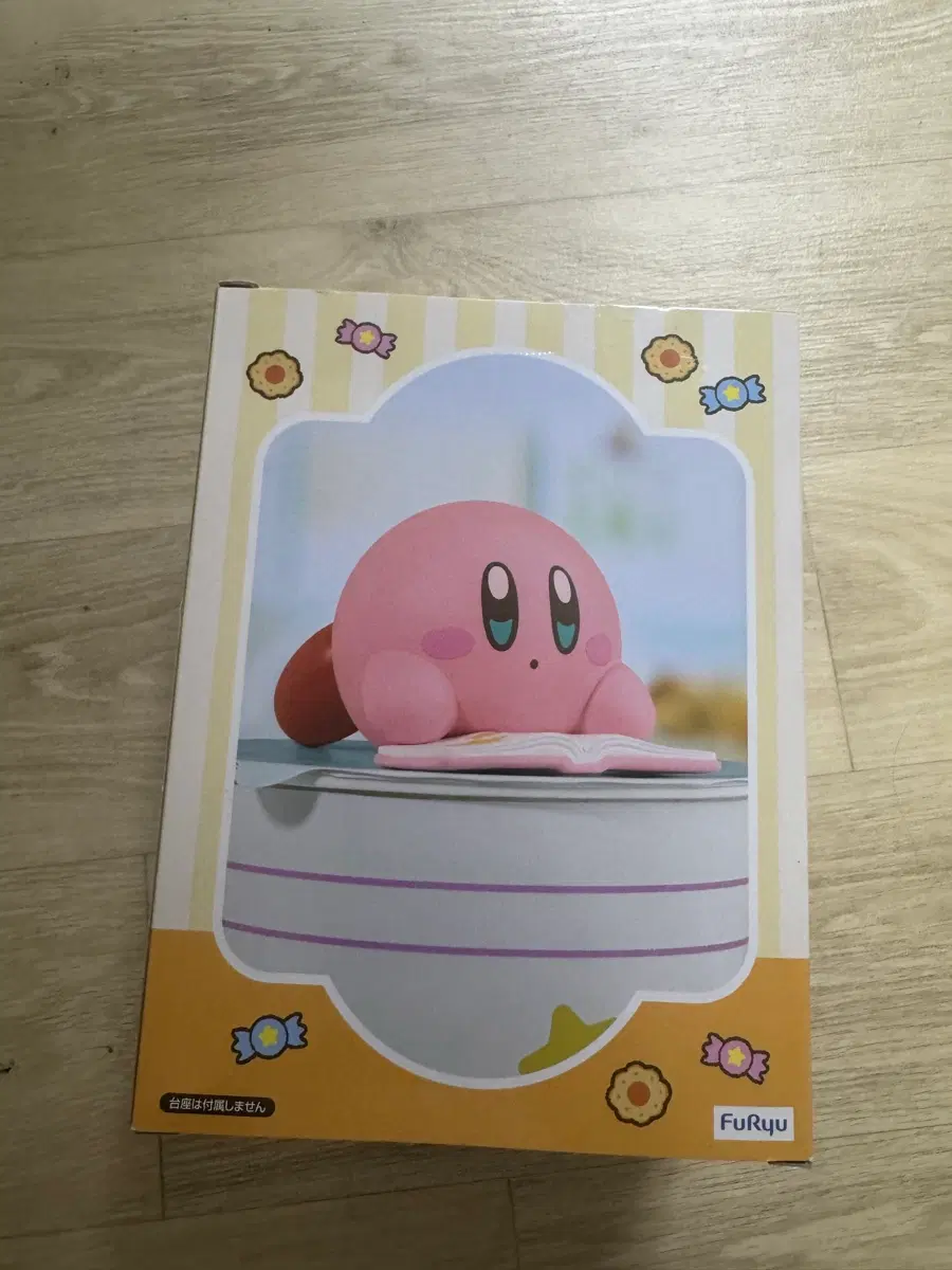 별의 커비 다이어리(Kirby Diary) 엎드려 책 보는 커비 피규어입니다.