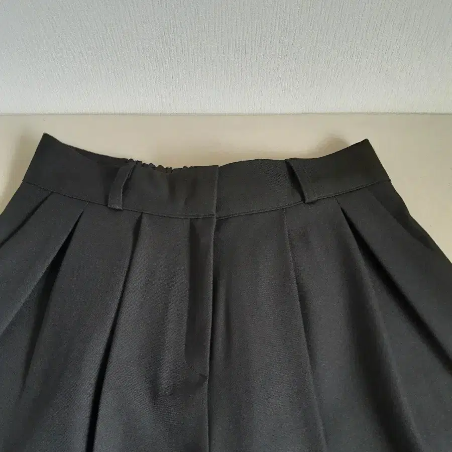 블랙맞주름투턱와이드뒤밴딩팬츠