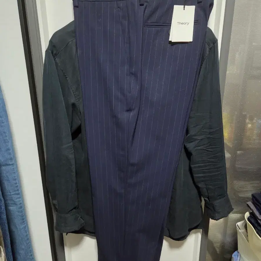 띠어리 뉴테일러 핀 스트라이프 슬랙스 네이비 새상품