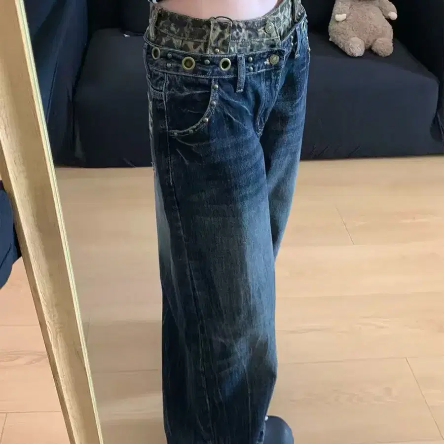 새상품 레오파드 카모 패치 세깅 와이드 데님 팬츠
