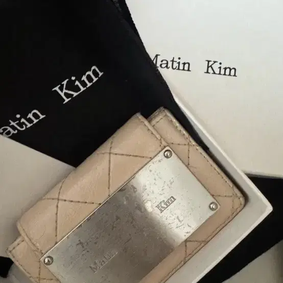마뗑킴 지갑 베이지 퀼팅 은장 로고