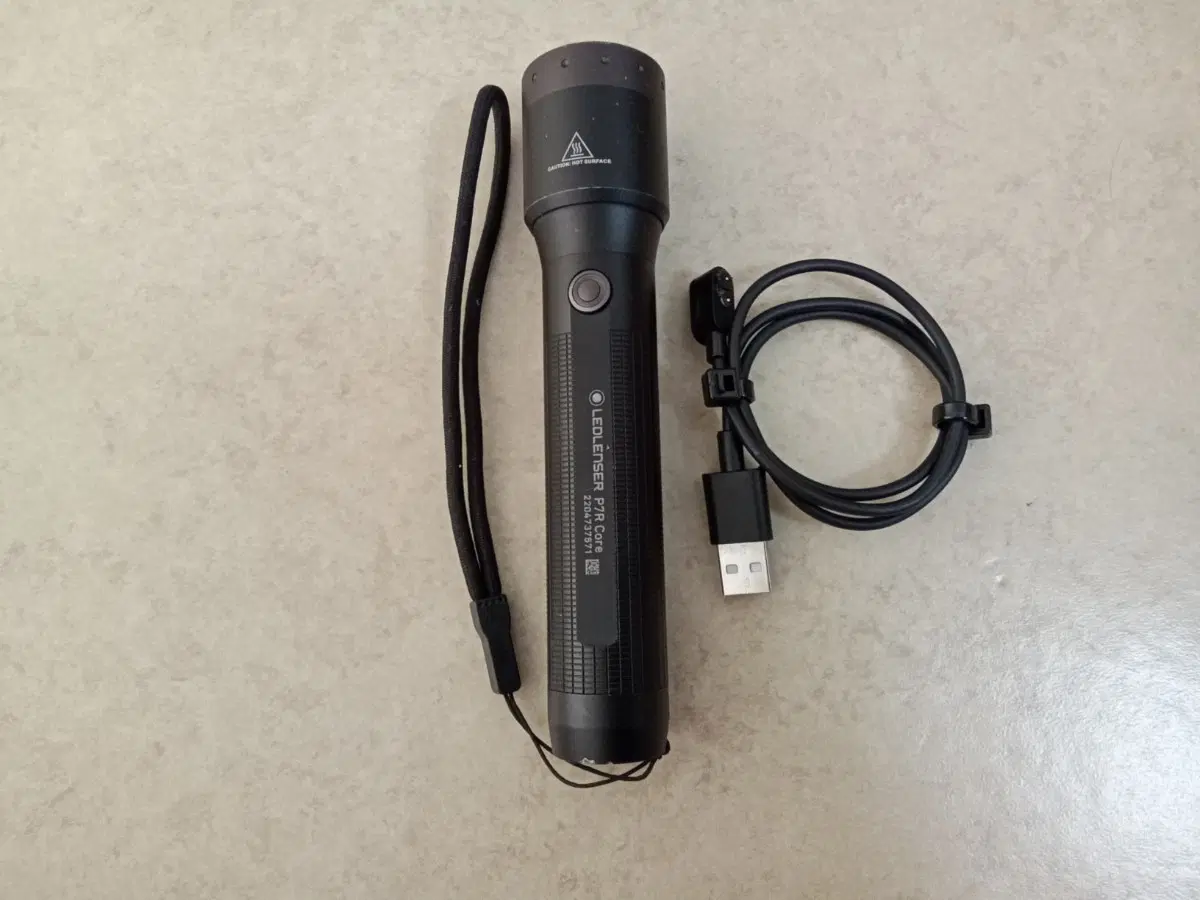 레드렌서 CORE 손전등 USB 충전 케이블 포함