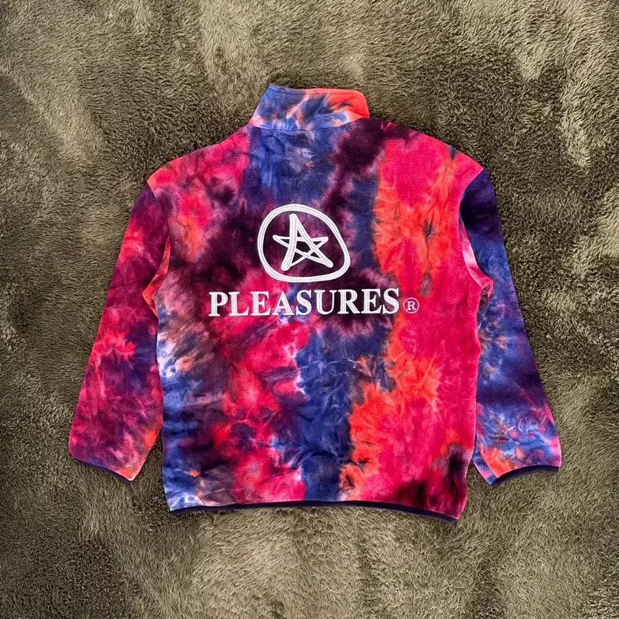 [L] Pleasures 플레져스 21FW 카페인 타이다이 폴라 플리스 쿼터집