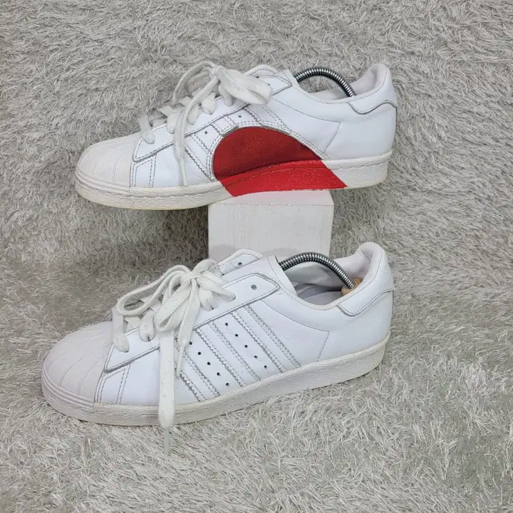245 아디다스 슈퍼스타 80s 하프하트 스니커즈