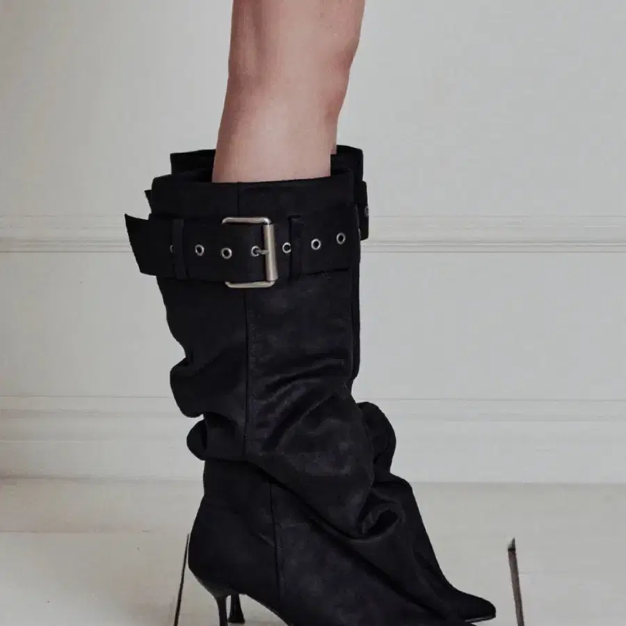 이크닉 Ihcnik 305 buckle slouchy boots black