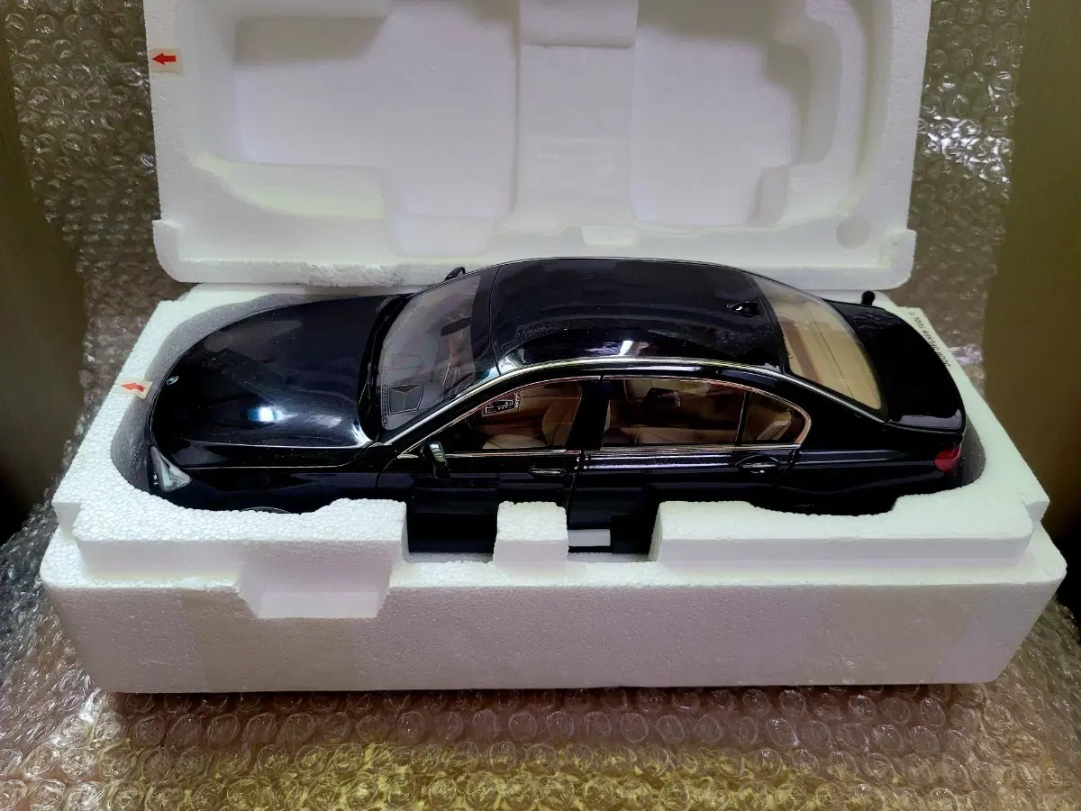 교쇼 1:18 BMW 750LI (7시리즈) 블랙