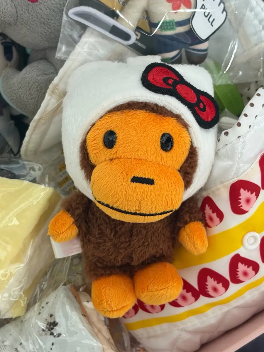 베이프 산리오 헬로키티 마일로 인형