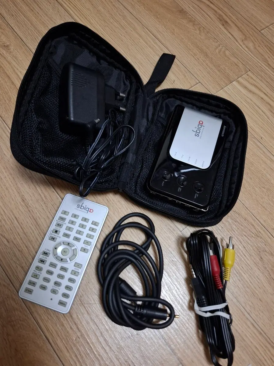 새로텍(Sarotech) 휴대용 디빅스(DivX) 멀티미디어 플레이어 에이빅스(abigs) DVP-260