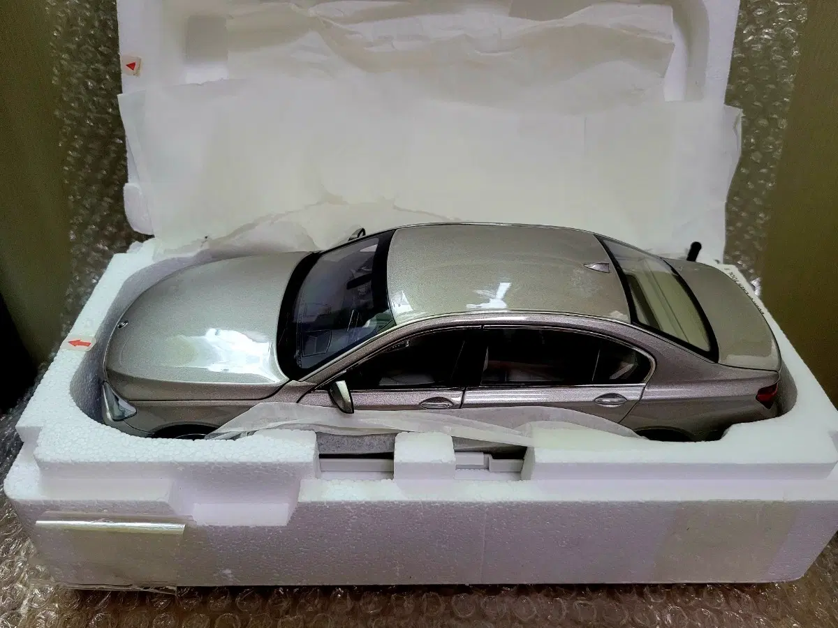 교쇼 1:18 BMW 750LI (7시리즈) 딜러버전