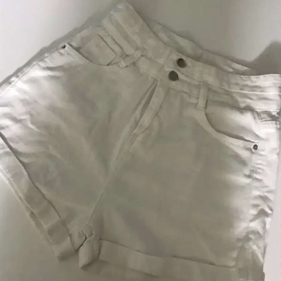 화이트 롤업 데님 숏팬츠