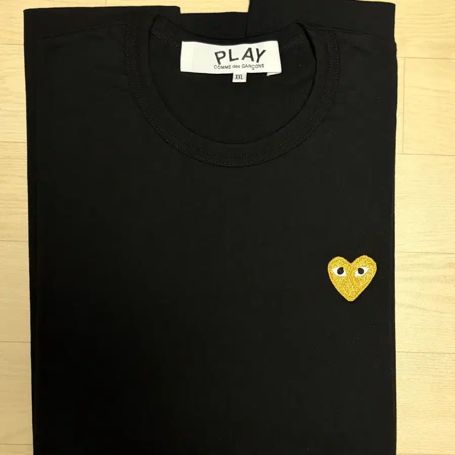 꼼데가르송 골드 와펜 반팔티 XXL 블랙색상