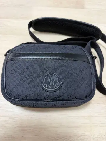[ 가격 인하 ] MONCLER 숄더백