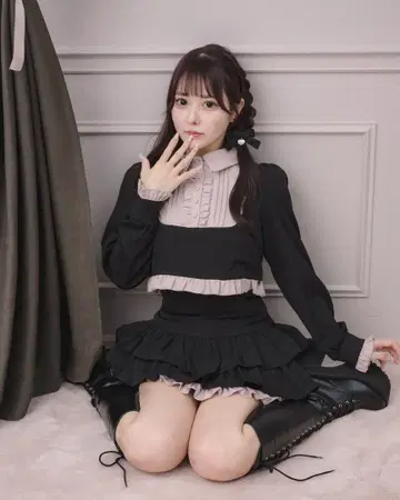 pium 요크 절개 도리 상의 바이컬러 프릴 티어드 미니 스커트