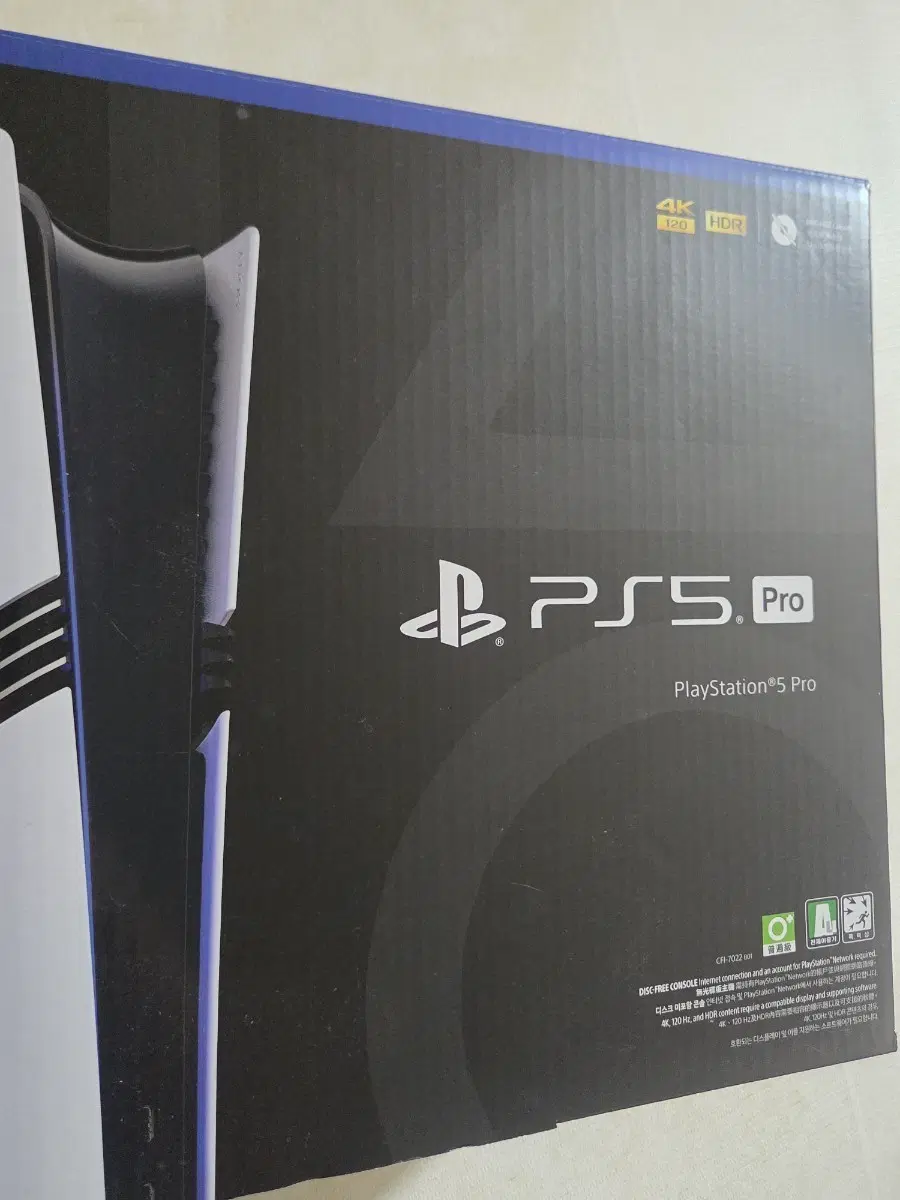 PS5 PRO+패드 2개 + 패드충전기 120 팝니다.