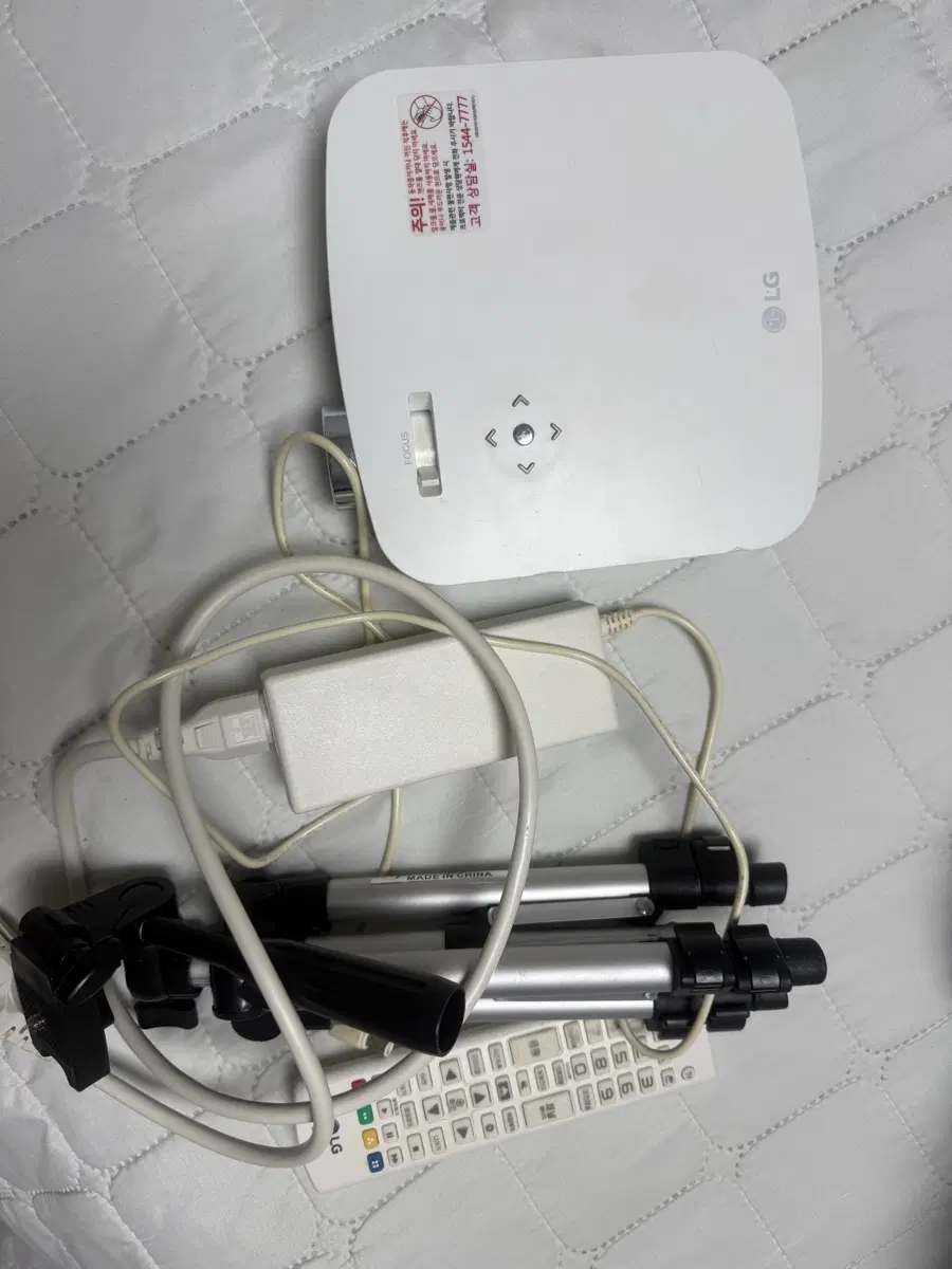 LG PF50KS 빔 프로젝터 + 삼각대 리모컨, 스크린 포함