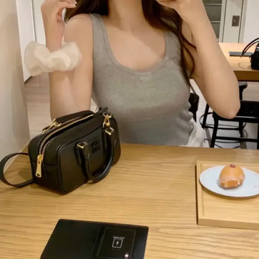 제니오 모디립 탱크 나시 이너티 gray 에이블리