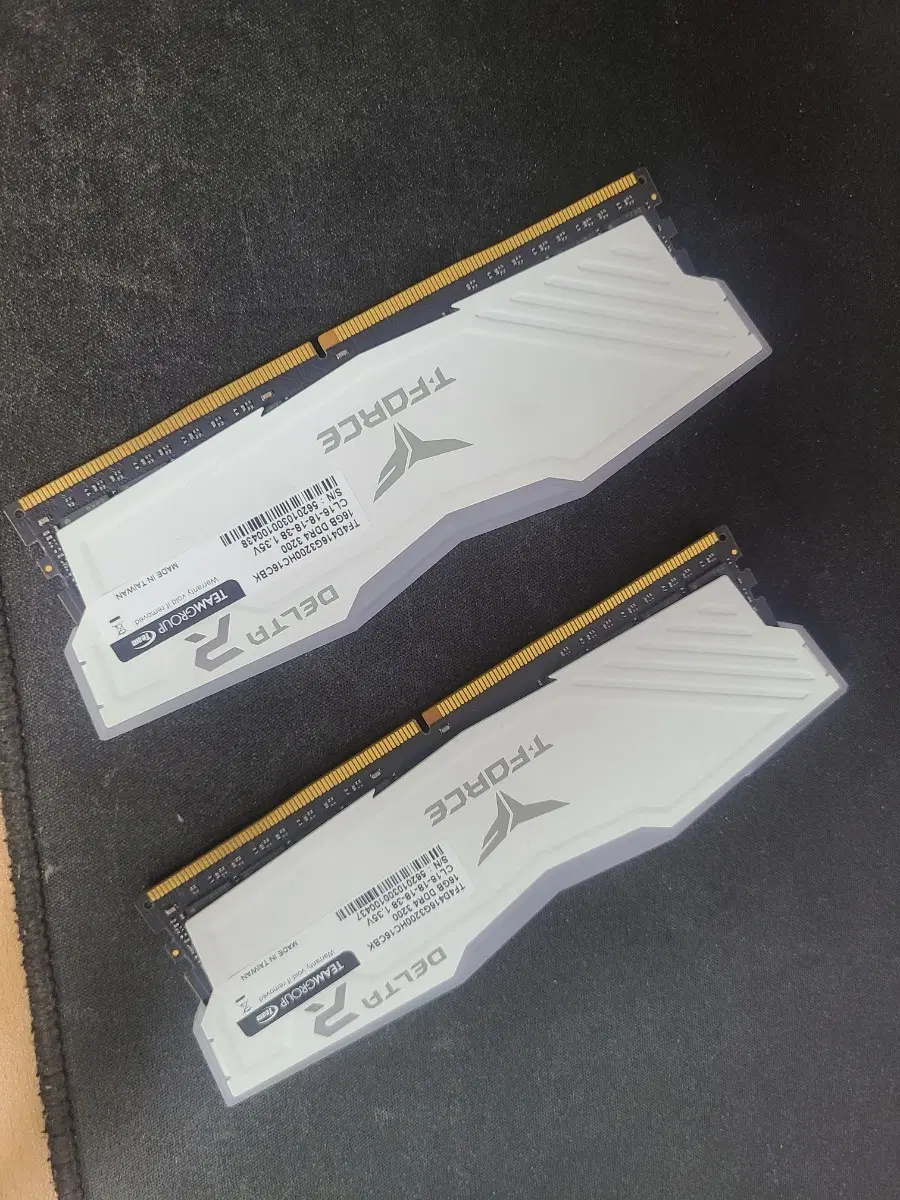 메모리 램 RGB DDR4 3200 16GB 화이트