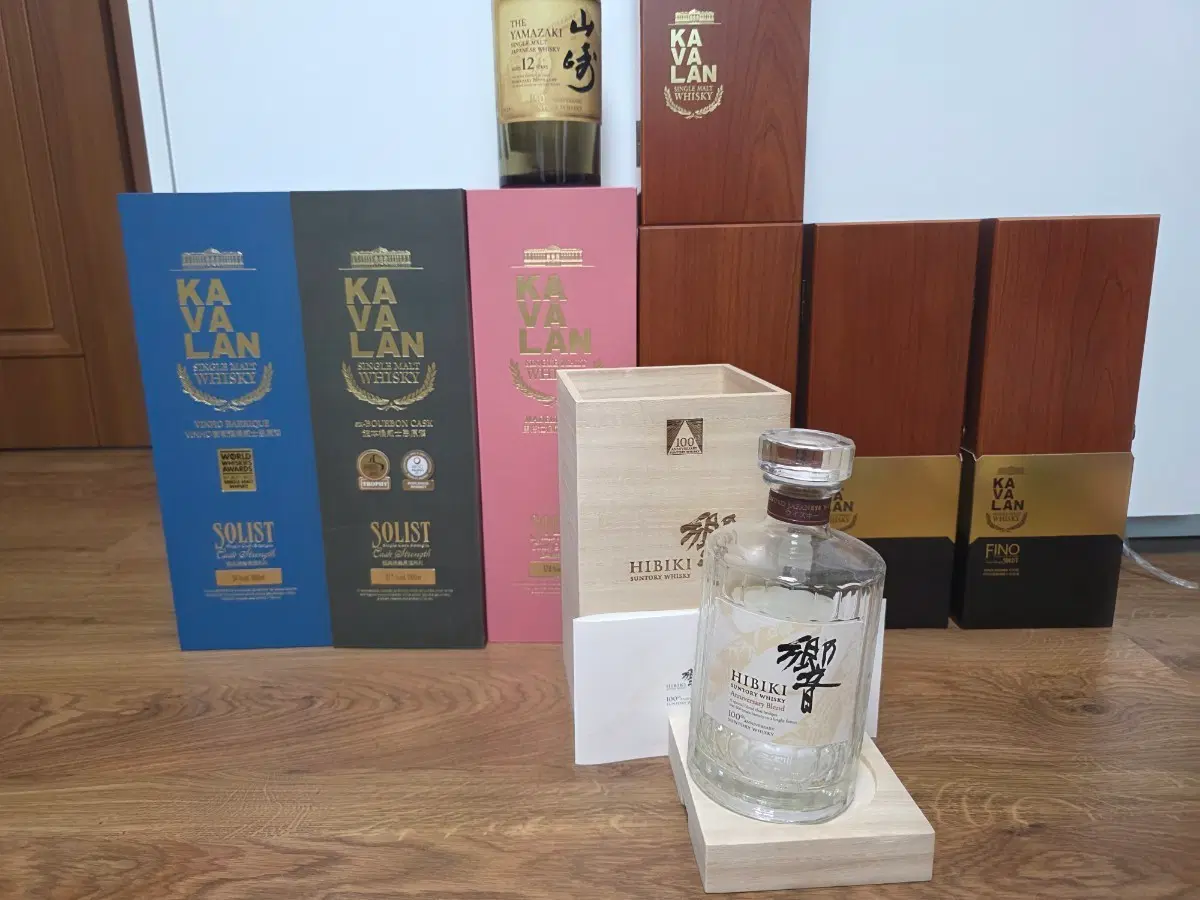 카발란 솔리스트 빈티지 바류크 / 버번 캐스크 / 피노 위스키 히비키 100주년 야마자키 ---* **Product Type:** Whiskey bottles and boxes