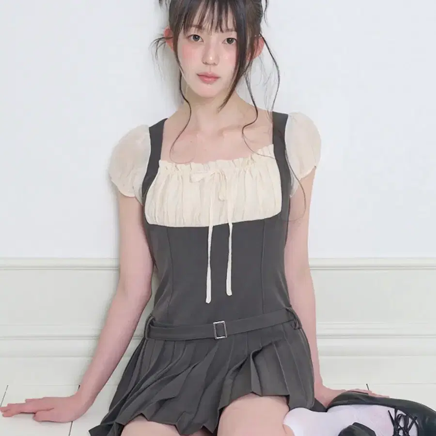 일리고 프레피 리본 플리츠 원피스 차콜