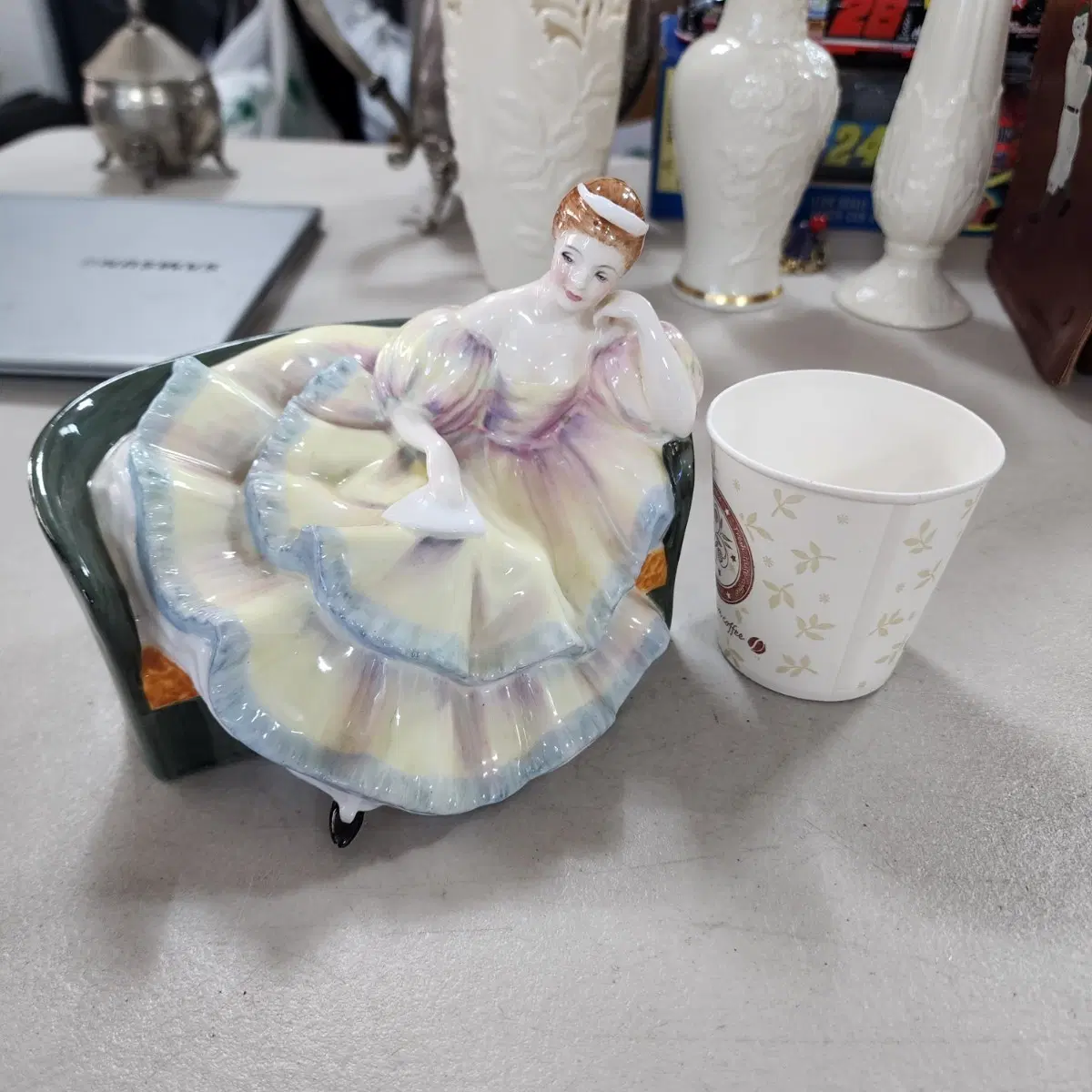 영국 로얄 덜튼(Royal Doulton)1983년 폴린(PAULINE 모델 번호 HN 2441)바닦 마크에 글거낸 자국 있어요