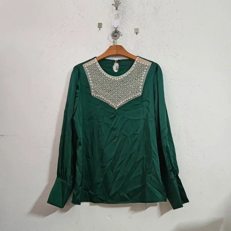 진녹색 비즈 장식 블라우스