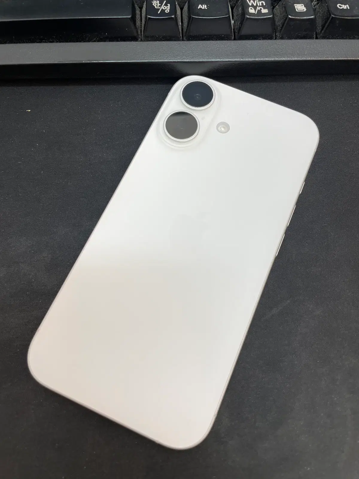 아이폰16 화이트 128GB 상태좋은 중고75만5천팝니다.