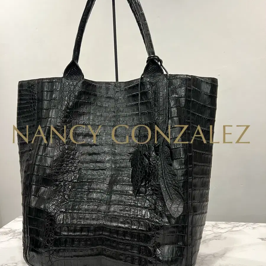 NANCY GONZALES 낸시 곤잘레스 악어 토트백