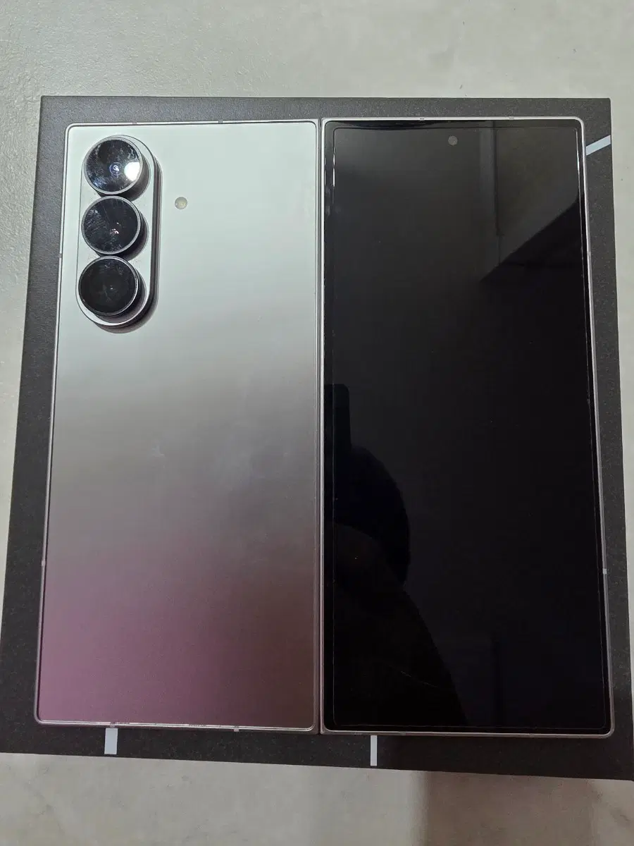 갤럭시 폴드7 실버색상 512GB 박스풀셋 팝니다.약간의 생활기스 있습니다