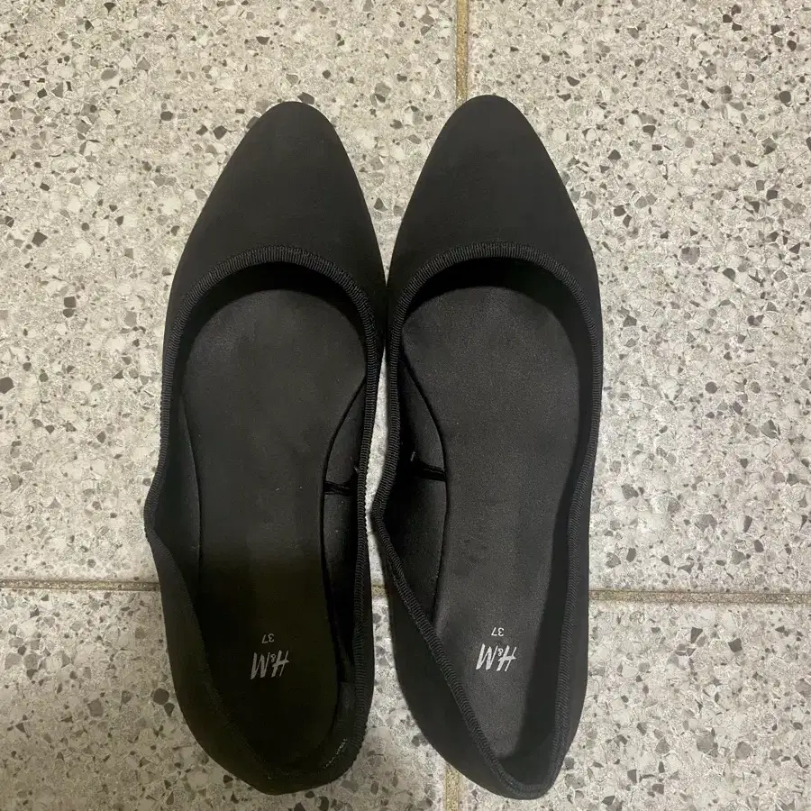 H&M 블랙 스웨이드 플랫슈즈 235