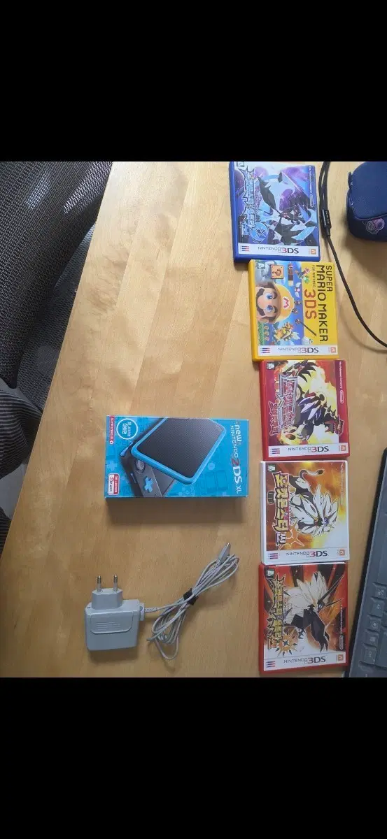 [일괄]New 닌텐도 2DS XL 블랙터콰이즈 + 포켓몬 인기 칩 4종 (포켓몬 뱅크 설치됨)