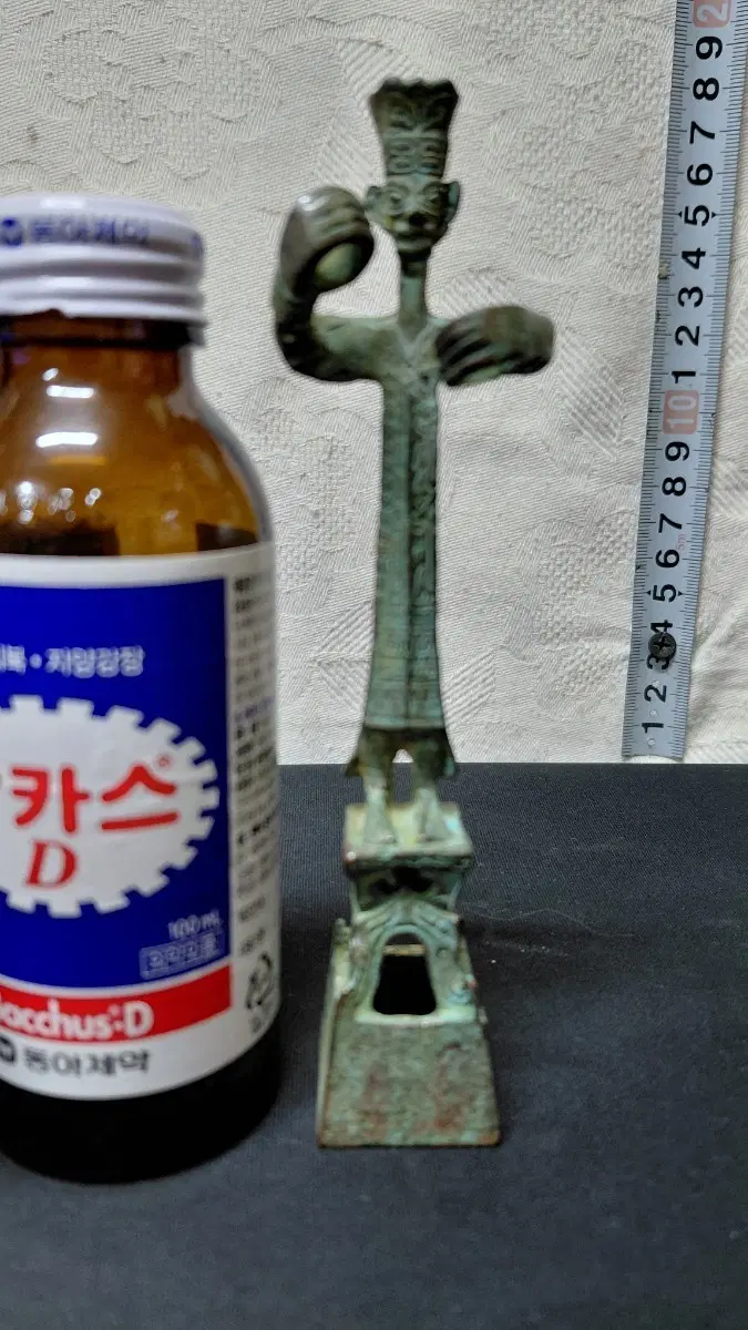 골동 청동 문자가 각인된 인물상