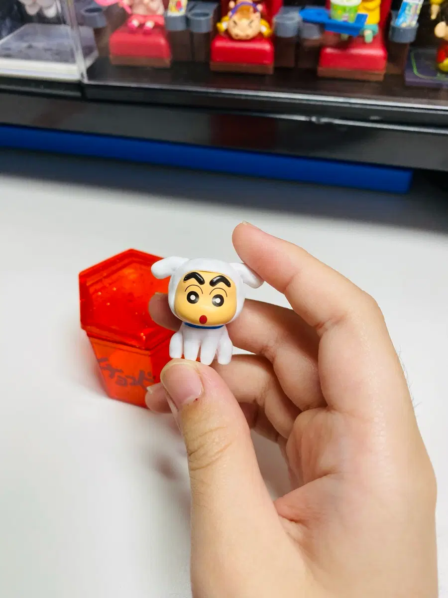 흰둥이 옷 입은 짱구 피규어 판매합니다!